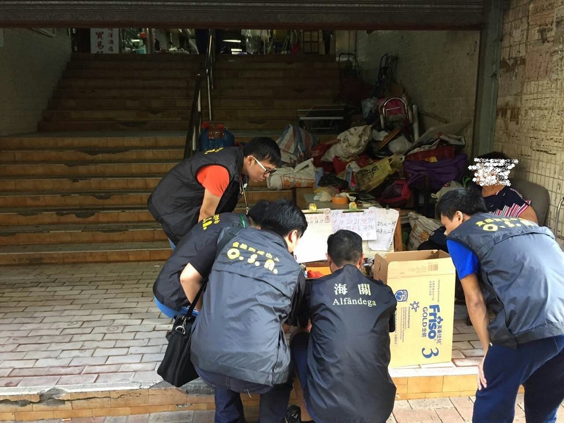 海關行動管理廳及食品安全中心人員聯同巡查