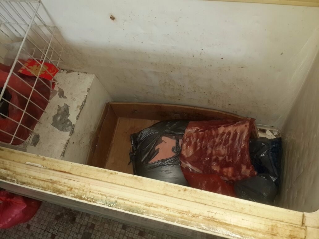 現場存放肉類的環境衛生惡劣