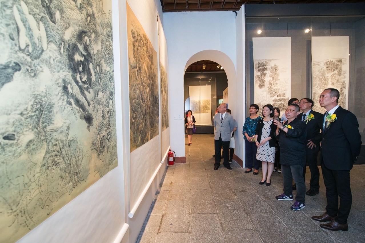 Leung Kui Ting introduced his works to the guests during the inauguration ceremony