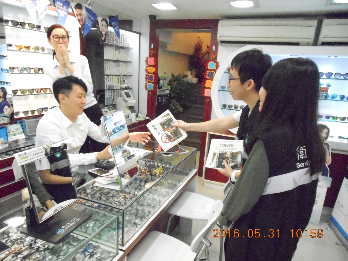 控煙督察於世界無煙日當天向商舖宣傳新控煙法