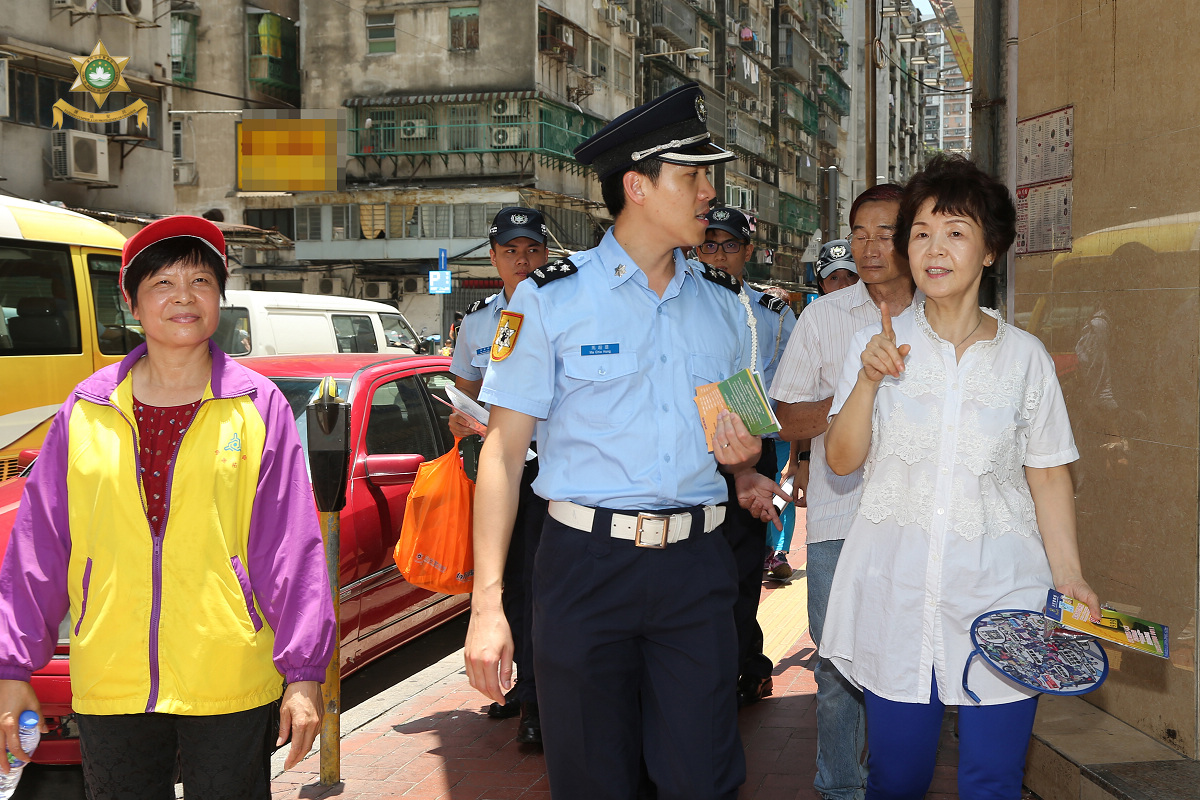街坊總會周宜心副理事長及一眾坊會代表聯同警方巡視區內治安