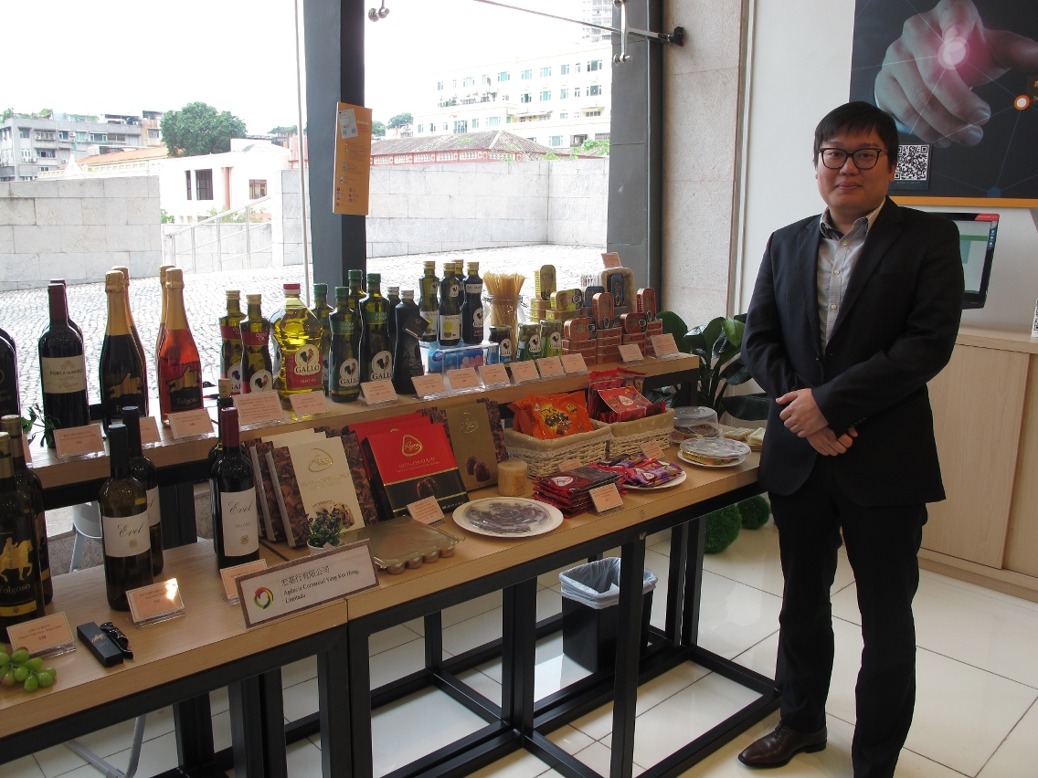 Director do departamento de mercado da Agência Comercial Vang Kei Hong, Sr. Vincent Yip