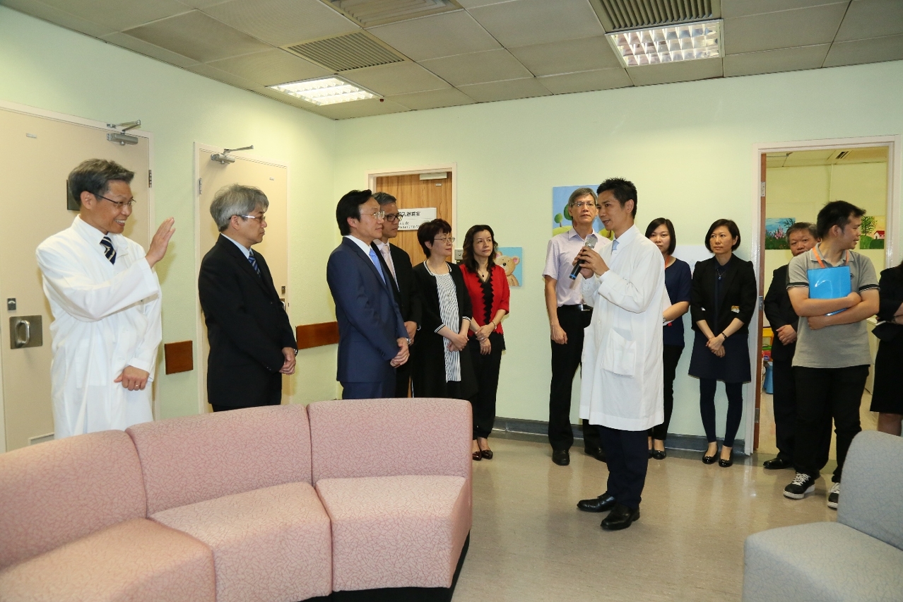 譚俊榮司長聽取中心主任戴華浩醫生介紹中心的情況