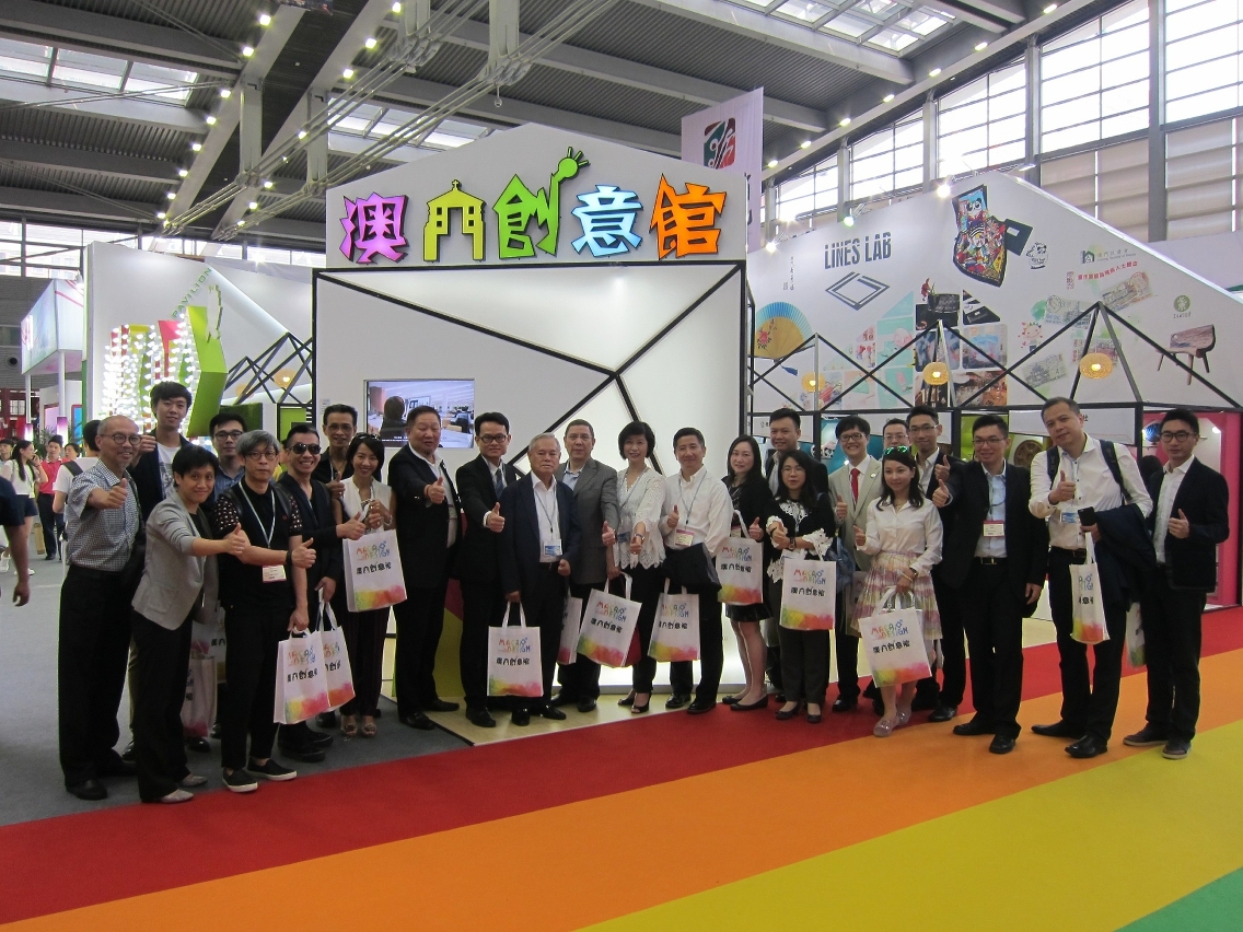 Guests and members of Macao’s cultural and creative entities who participated in the Macao Creative Pavilion