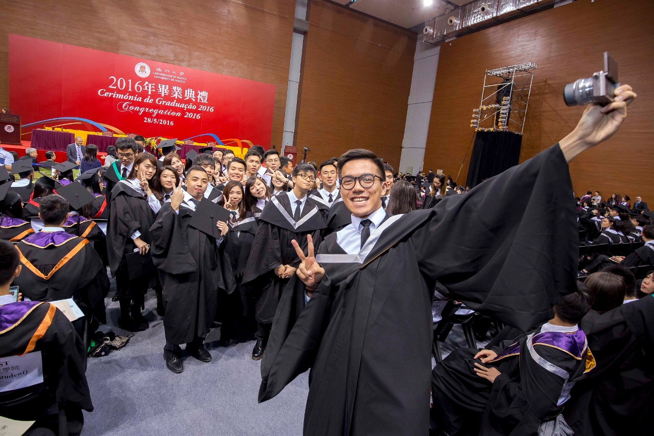 Class of 2016 graduates take pictures to capture the precious moments