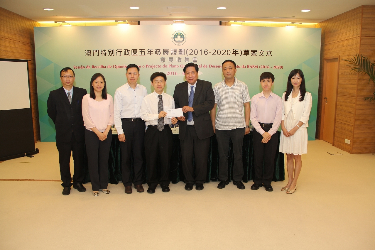 Fotografia dos representantes da Associação Promotora de Saúde de Macau com os responsáveis do Gabinete de Estudo das Políticas