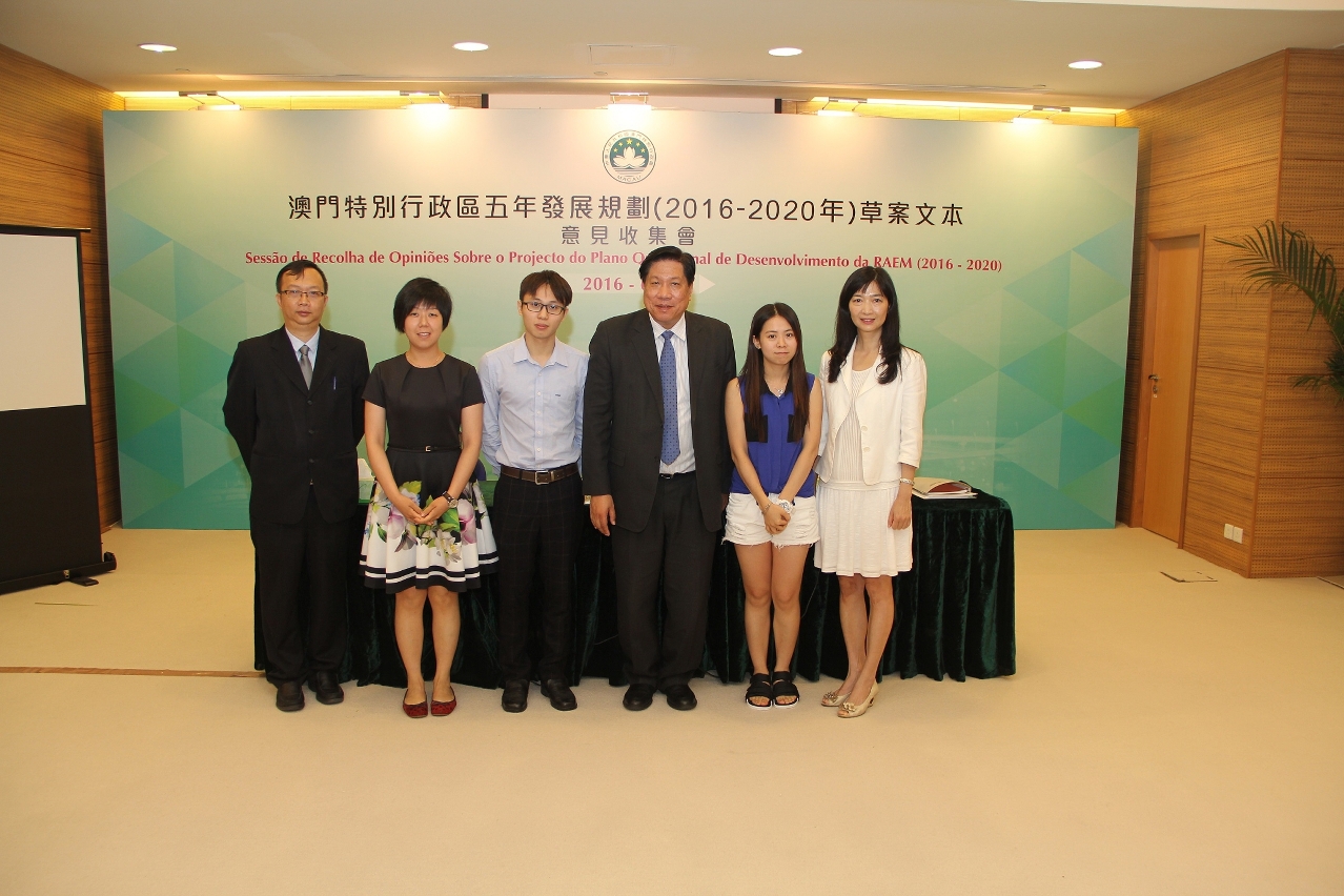 Fotografia dos representantes da Associação Promotora de Enfermagem de Macau com os responsáveis do Gabinete de Estudo das Políticas