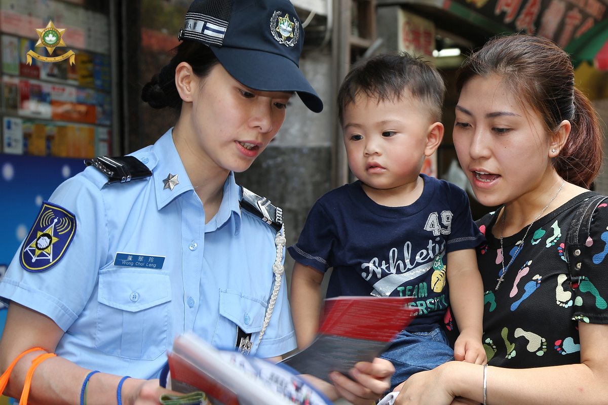 警員向市民派發宣傳單張