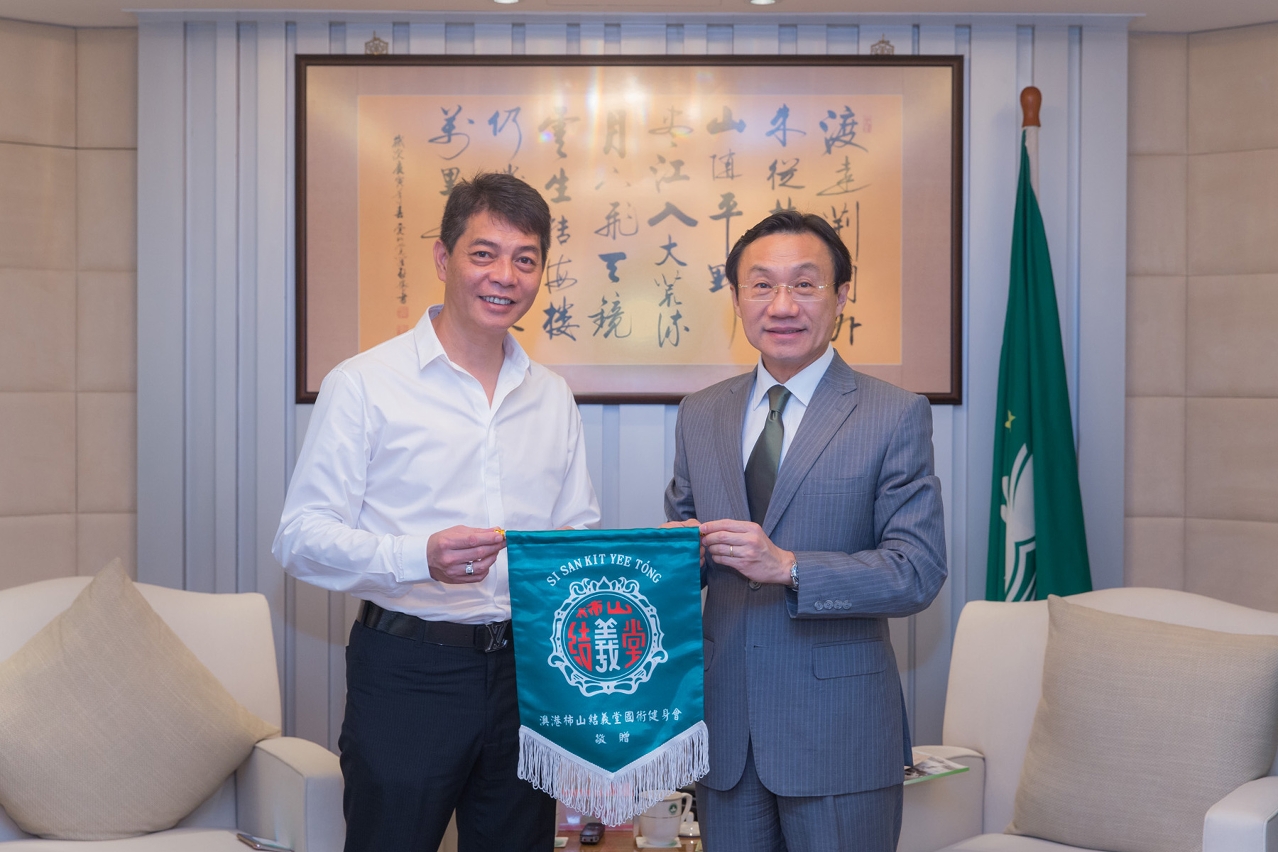澳港柿山結義堂國術健身會會長梅文輝向譚司長贈旗