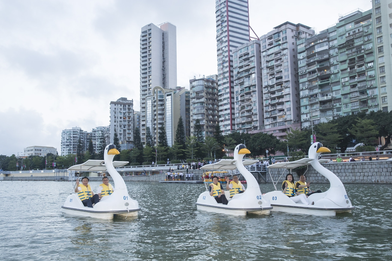Secretary Tam (left) enjoys a pedal boat ride on the lake