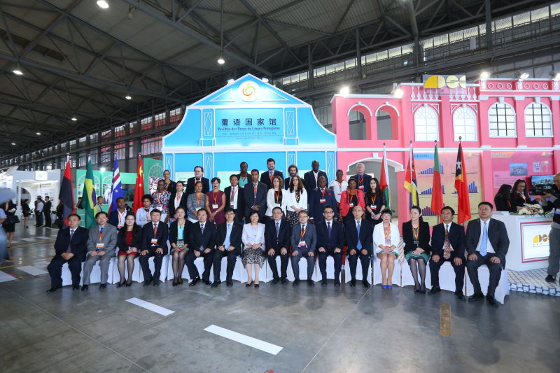 Fotografia de grupo em frente do Pavilhão dos Países de Língua Portuguesa
