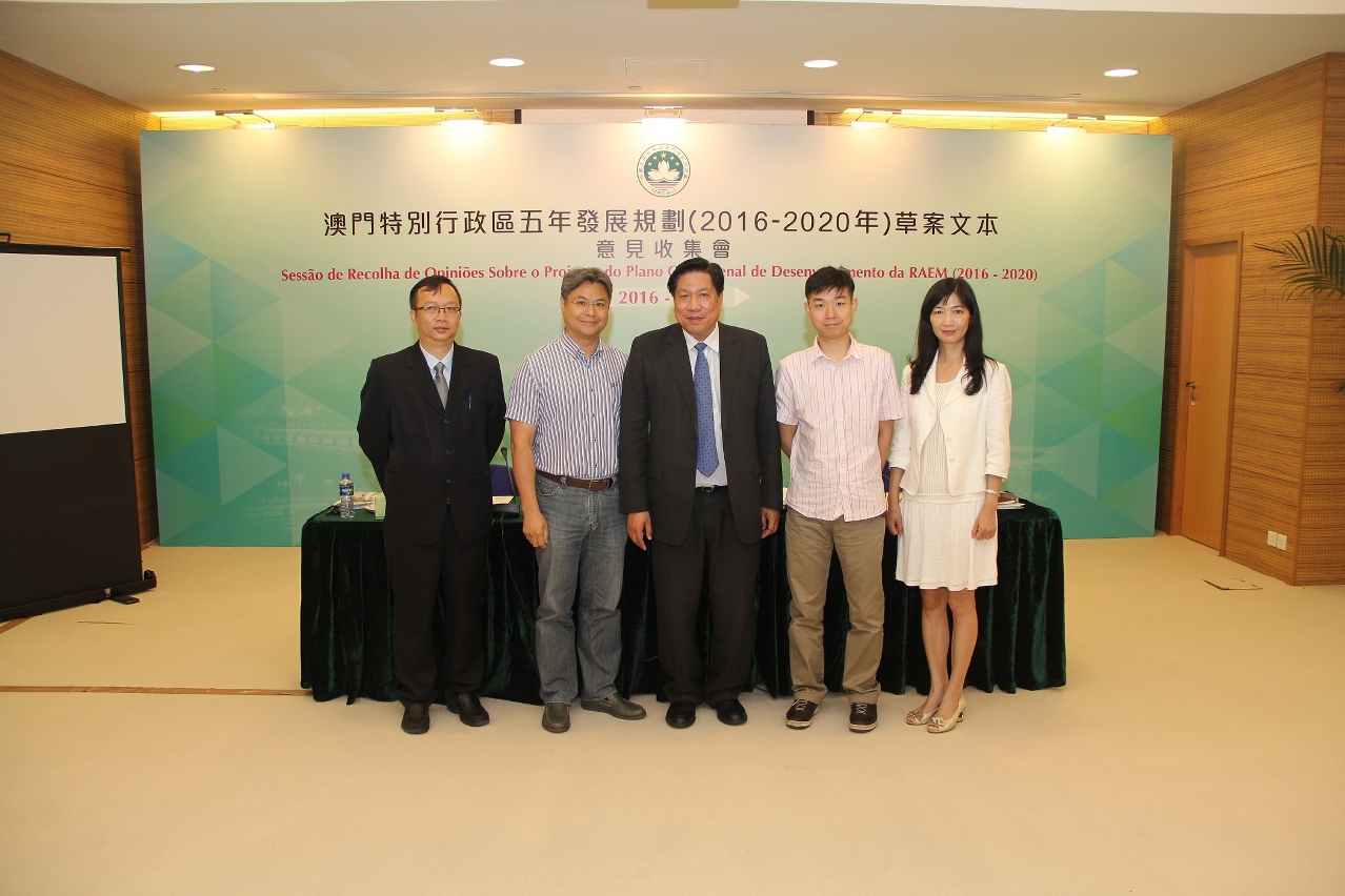 Fotografia dos representantes da Associação de Anestesiologia de Macau com os responsáveis do Gabinete de Estudo das Políticas
