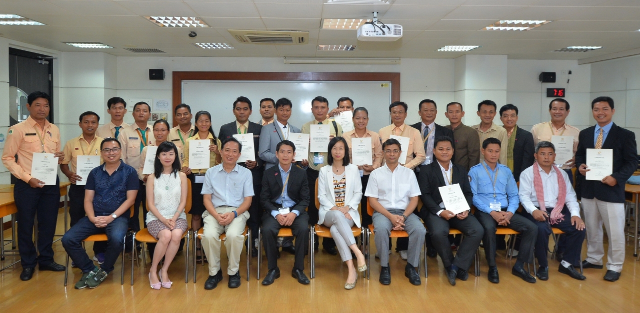 Group photo of President of IFT, teachers and participants of the training programme.