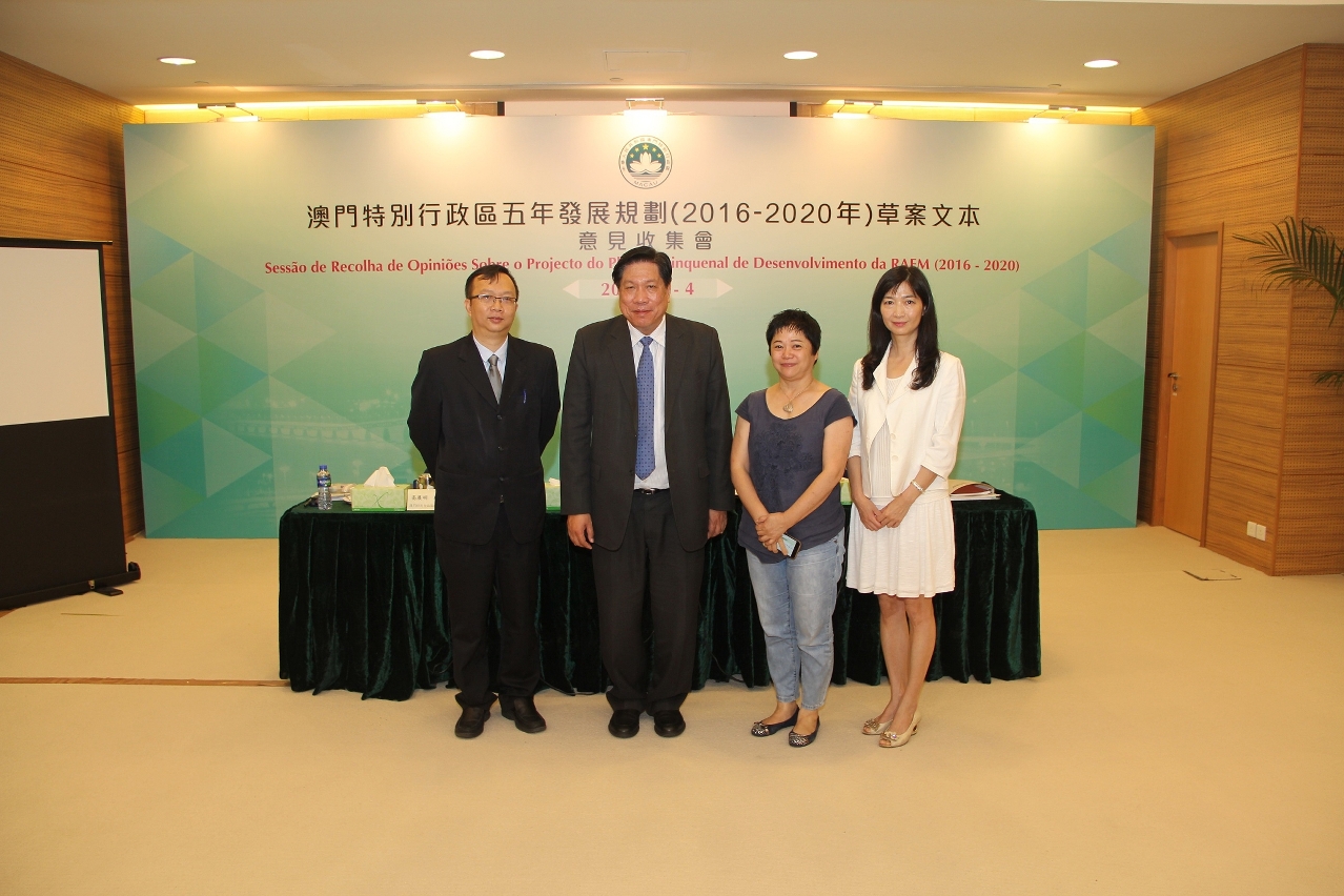 Fotografia dos representantes da Associação dos Enfermeiros Especialistas de Macau com os responsáveis do Gabinete de Estudo das Políticas