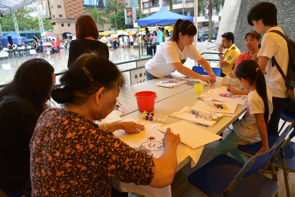 Foram instalados diversos stands com jogos entre os pais e filhos e workshops de protecção ambiental para divulgar a mensagem ambiental.