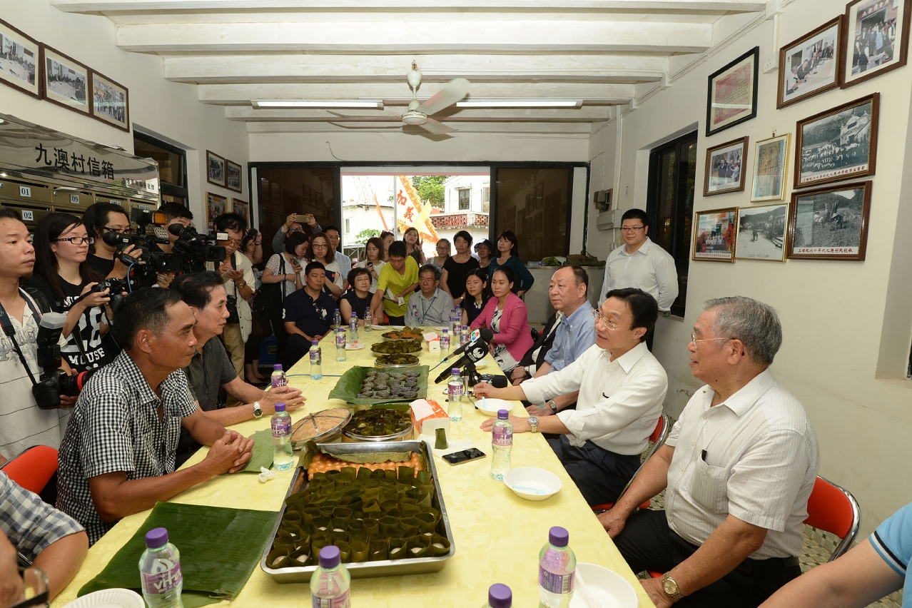 譚俊榮與九澳村民交流