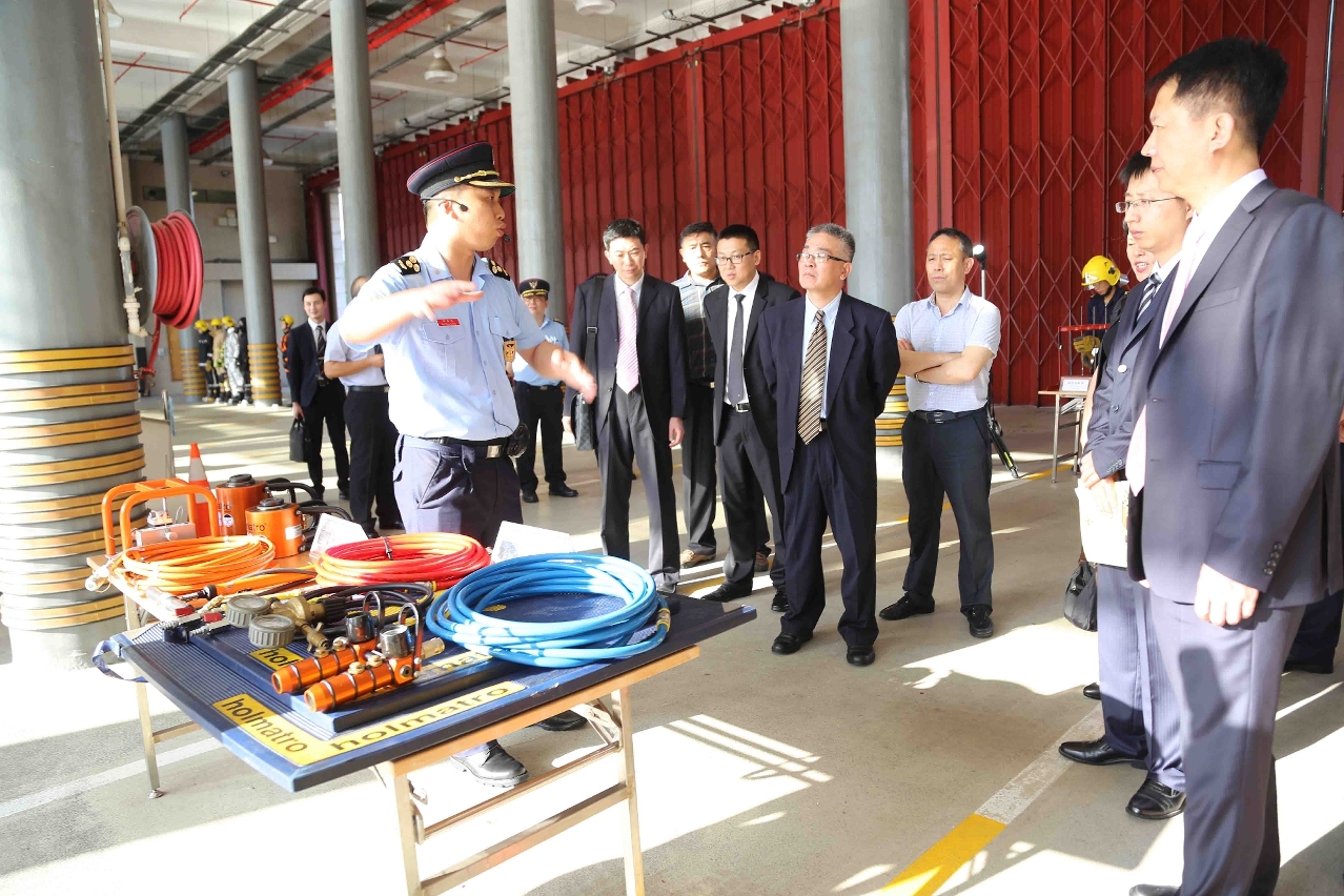Efectuando à equipa de académicos uma introdução dos equipamentos do Corpo de Bombeiros