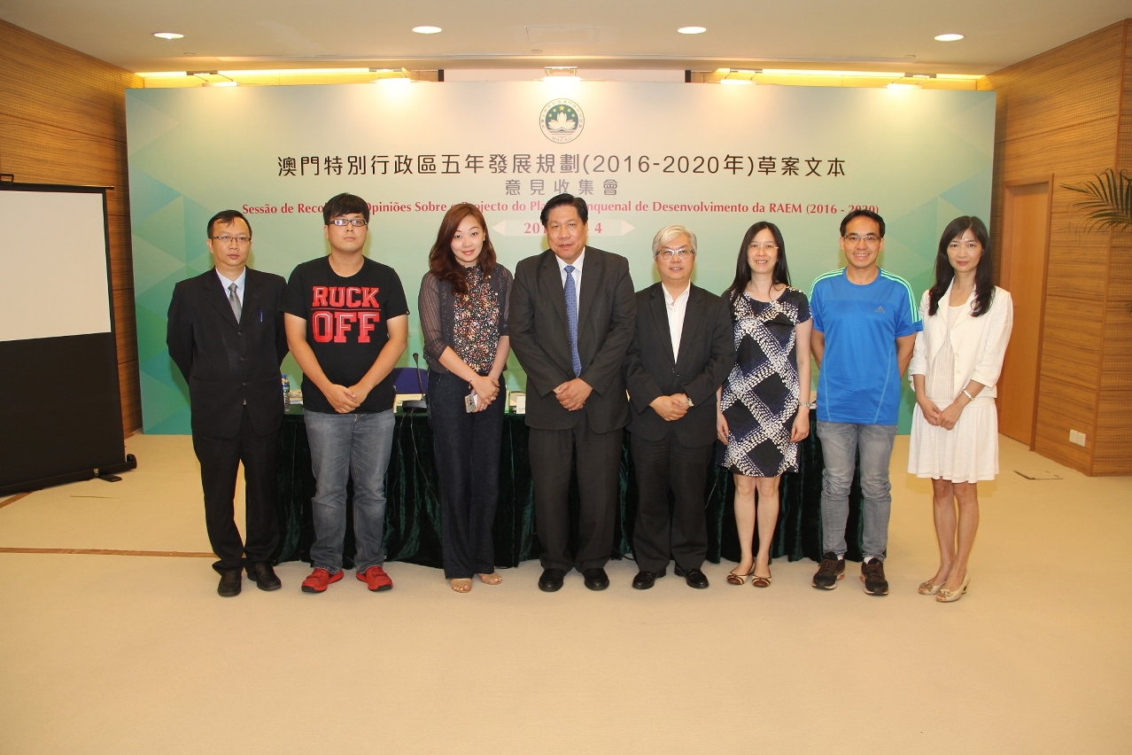 Fotografia dos representantes da Sociedade Farmacêutica de Macau com os responsáveis do Gabinete de Estudo das Políticas