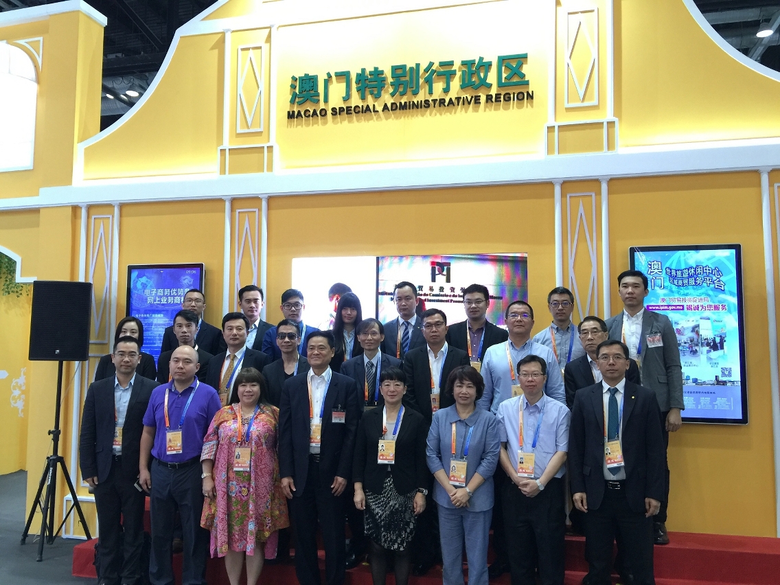Foto da delegação empresarial de Macau junto ao “Pavilhão de Macau”