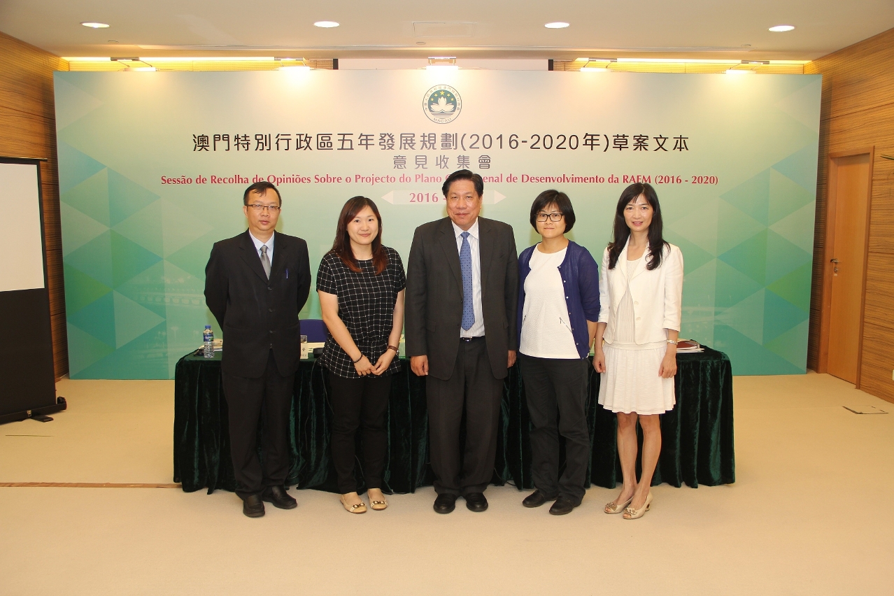 Fotografia dos representantes da Associação “Macau Physical Therapists Association” com os responsáveis do Gabinete de Estudo das Políticas