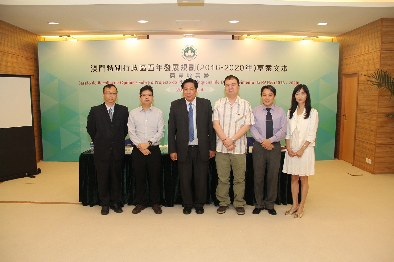 Fotografia dos representantes da Associação dos Voluntários de Pessoal Médico de Macau com os responsáveis do Gabinete de Estudo das Políticas