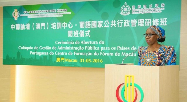 Representante rotativa do Colóquio, Dra. Lina Maria da Silva Portugal, proferir o discurso na cerimónia de abertura