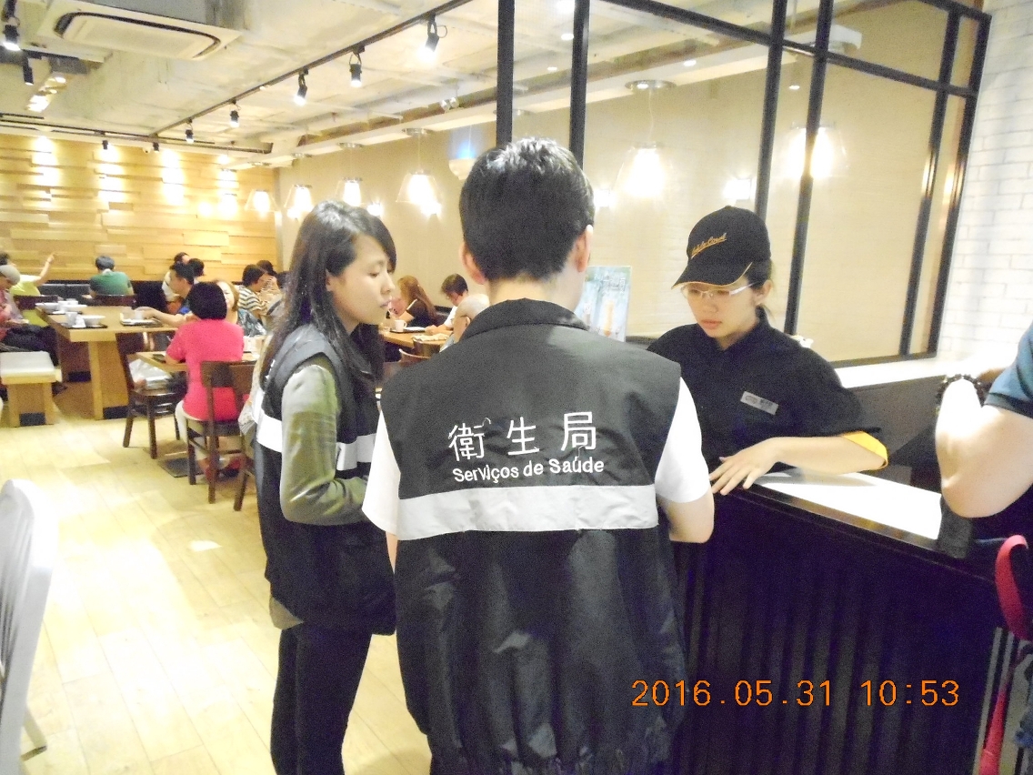 控煙督察於世界無煙日當天向食肆宣傳新控煙法