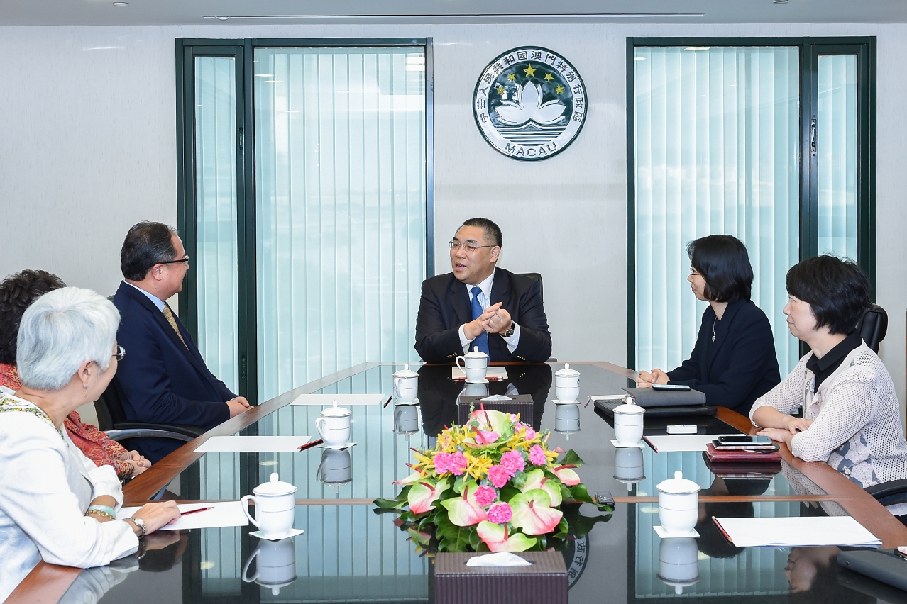 Chefe do Executivo, Chui Sai On, e representantes da Associação dos Empresários de Zhejiang em Macau.