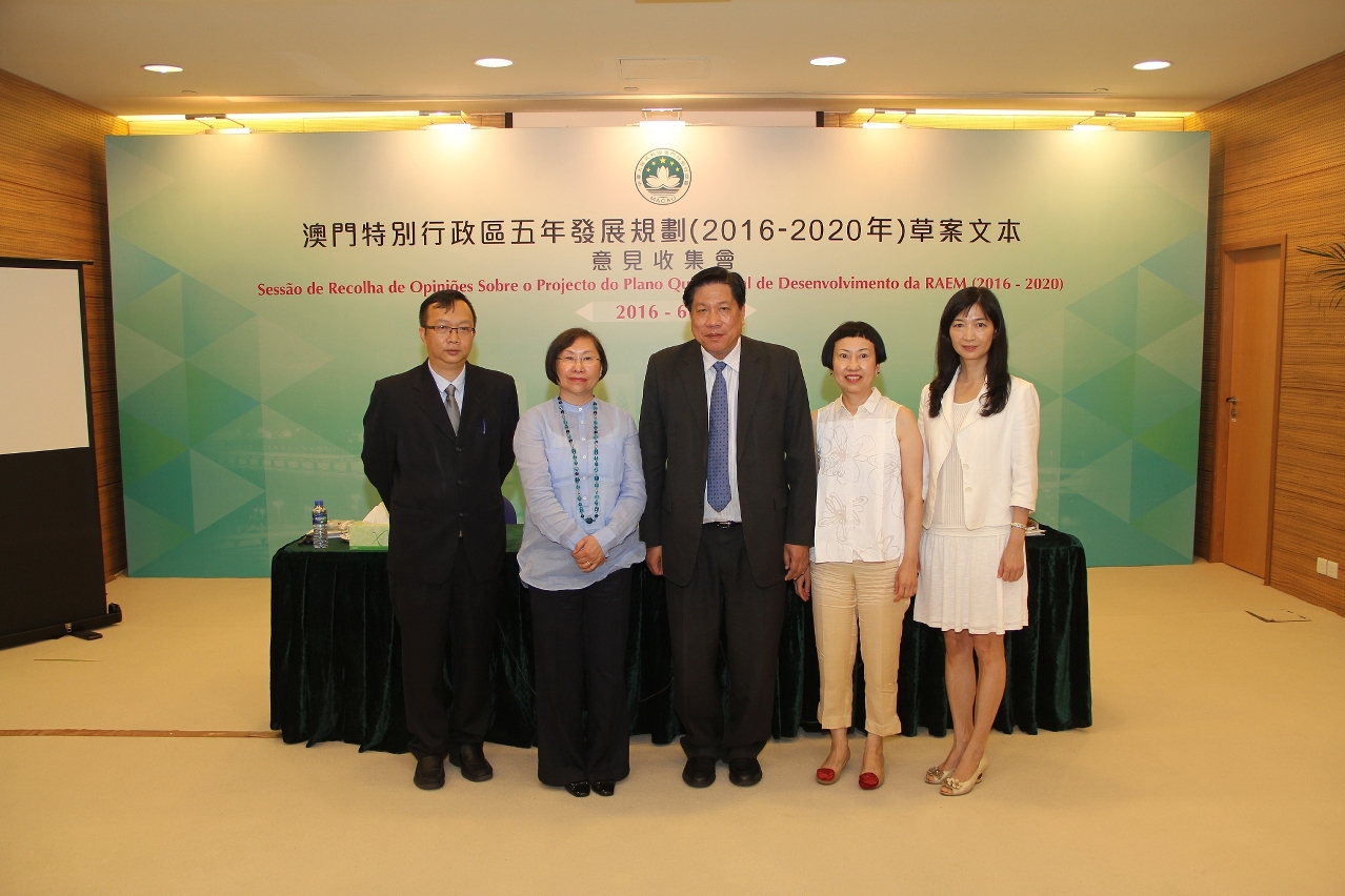 Fotografia dos representantes da Associação Luso-Chinesa dos Enfermeiros de Macau com os responsáveis do Gabinete de Estudo das Políticas