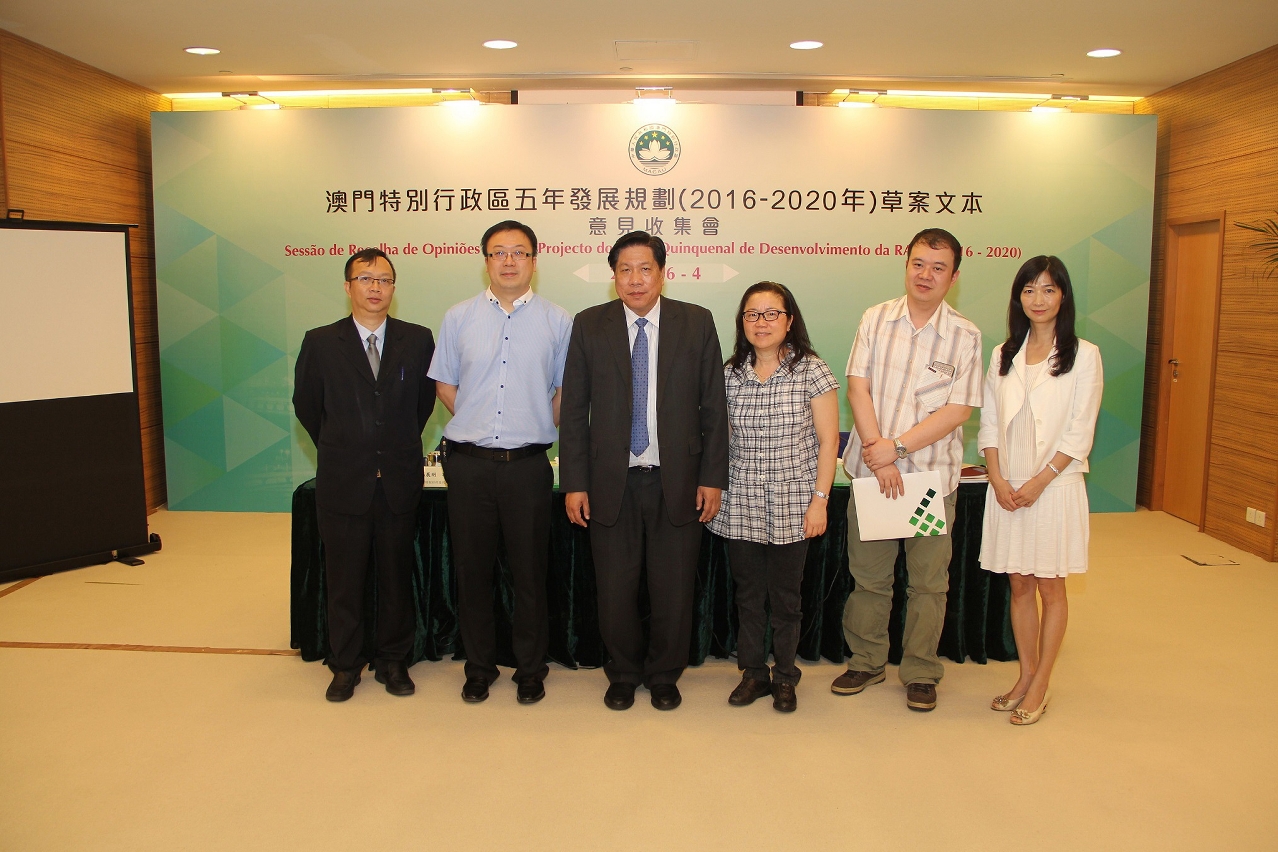 Fotografia dos representantes da Associação dos Médicos Hospitalares da Função Pública de Macau com os responsáveis do Gabinete de Estudo das Políticas