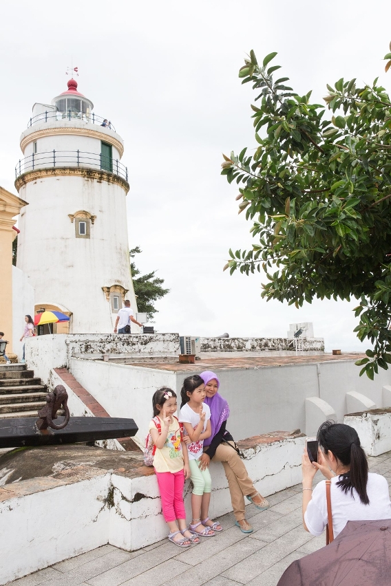 Residentes e turistas visitam o Farol da Guia