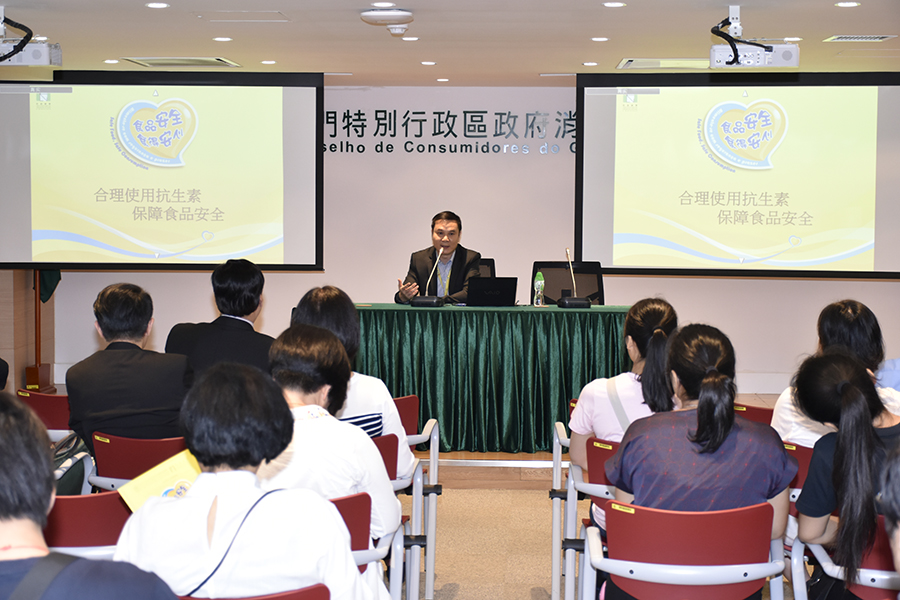 食安中心代表介紹濫用抗生素對消費者健康的影響