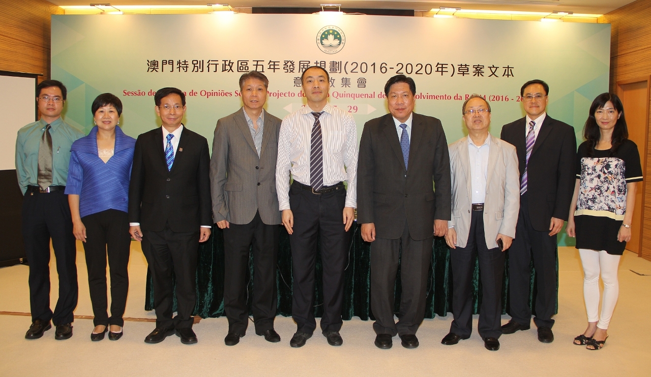 Fotografia dos representantes da Associação para Promoção do Desenvolvimento da Cultura Chinesa de Macau com os responsáveis do Gabinete de Estudo das Políticas