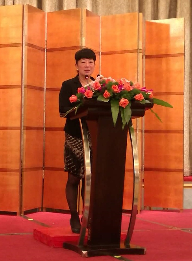 Vogal Executiva do IPIM, Dra. Irene K. V. Lau, usou da palavra na “Sessão de Apresentação dos ‘Três Centros’ no âmbito da Cooperação Comercial entre a China e os Países de Língua Portuguesa”