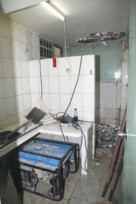 O infractor usou estruturas metálicas e betão para vedar o espaço do pátio e construir ilegalmente uma cozinha e uma casa de banho.