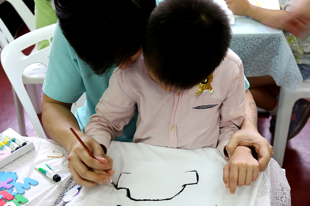 Pintam conjuntamente as T-shirts com mãos dadas.