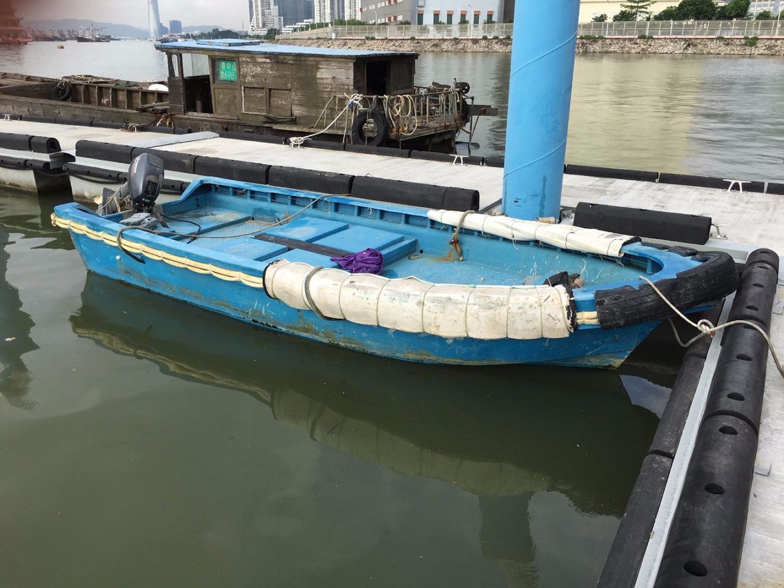 海關截獲的藍色纖維快艇