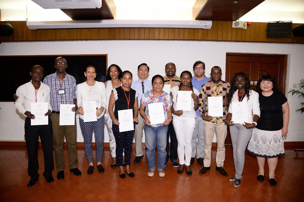 Participants took a group photo with the trainer.