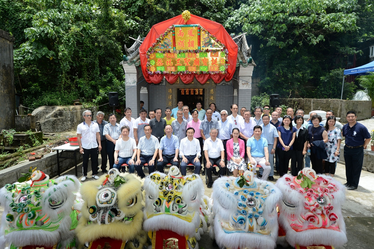 O Doutor Alexis Tam com os participantes nas actividades de celebração do aniversário dos deuses no Templo Sam Seng