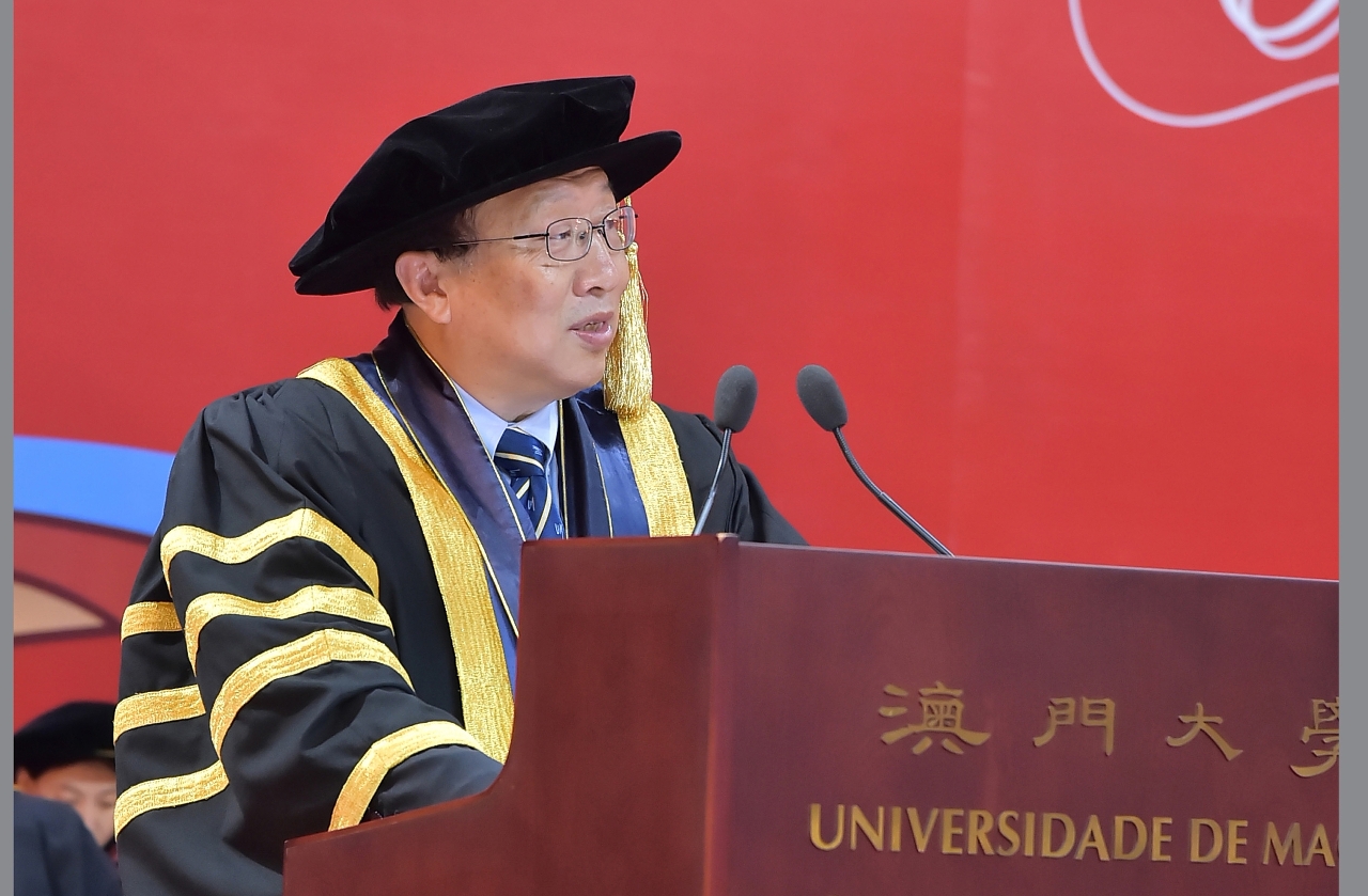 Wei Zhao congratulates the Class of 2016 graduates