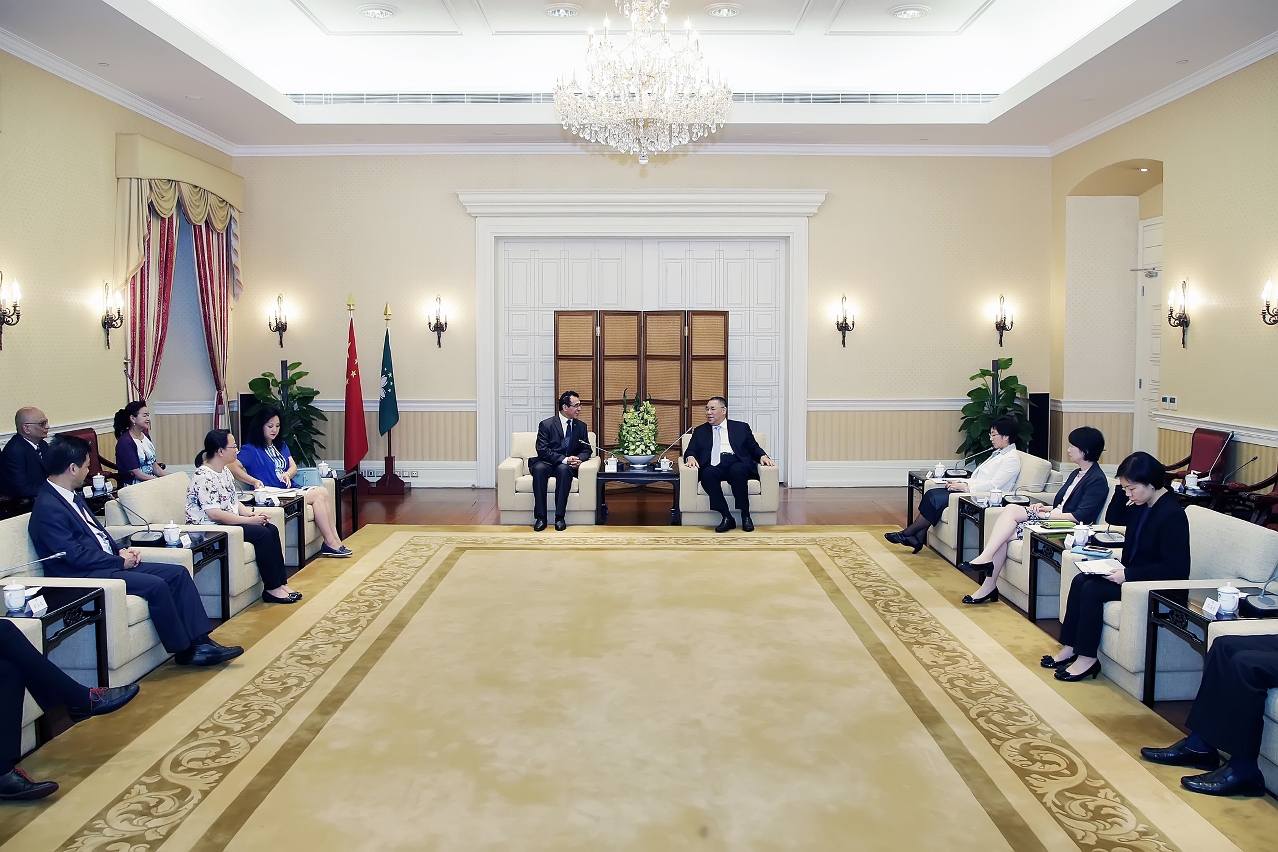 Encontro entre o Chefe do Executivo, Chui Sai On, e o presidente da direcção da Associação dos Trabalhadores da Função Pública de Macau (ATFPM), José Pereira Coutinho, e outros representantes.