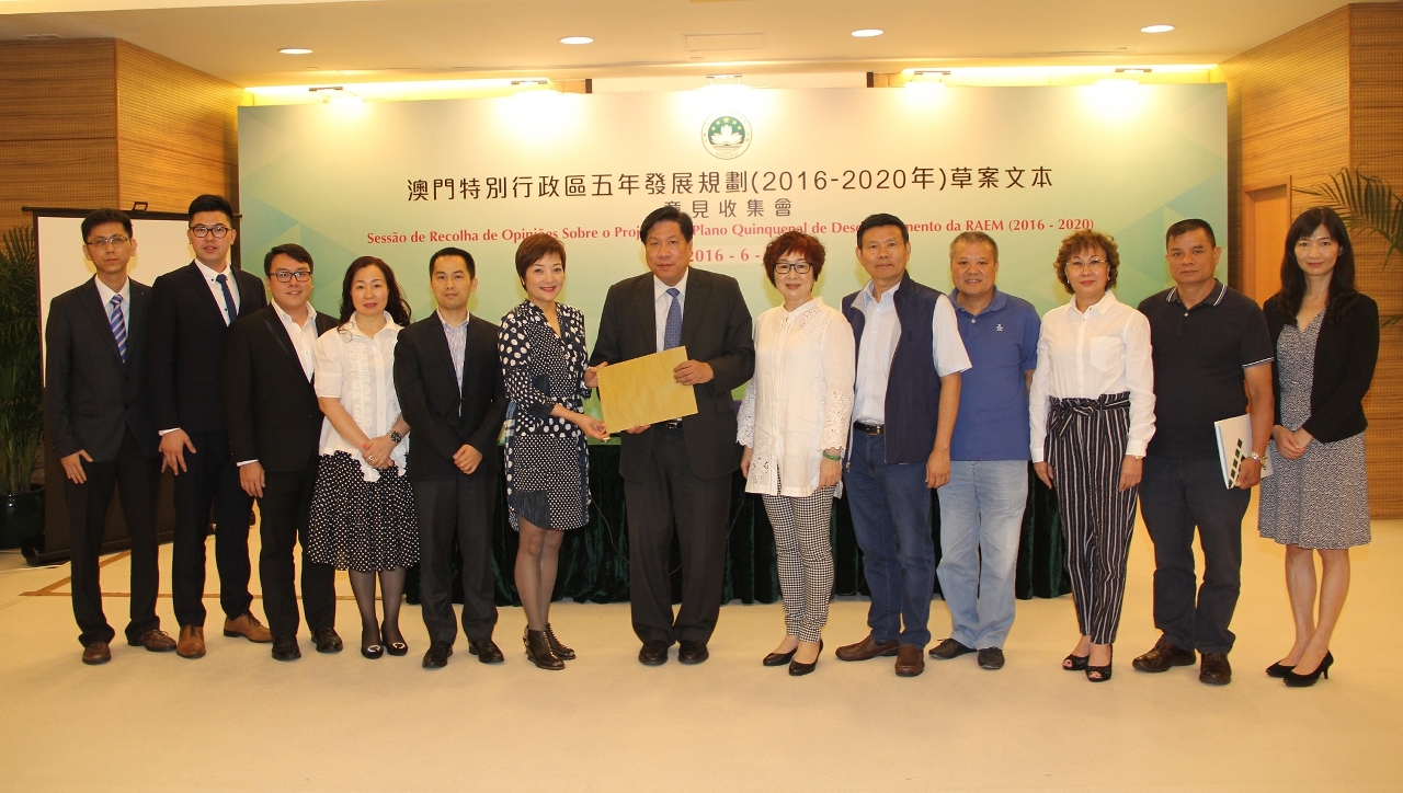Fotografia de grupo de representantes da Associação de Amizade dos Conterrâneos de Chong San de Macau e de responsáveis do Gabinete de Estudos das Políticas