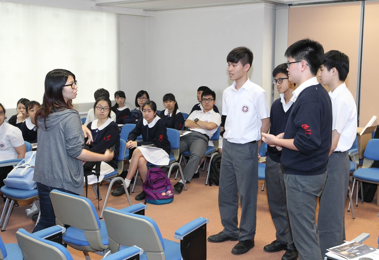 A actividade Alunos do Ensino Secundário sobre o Festival de Artes de Macau engloba as escolas