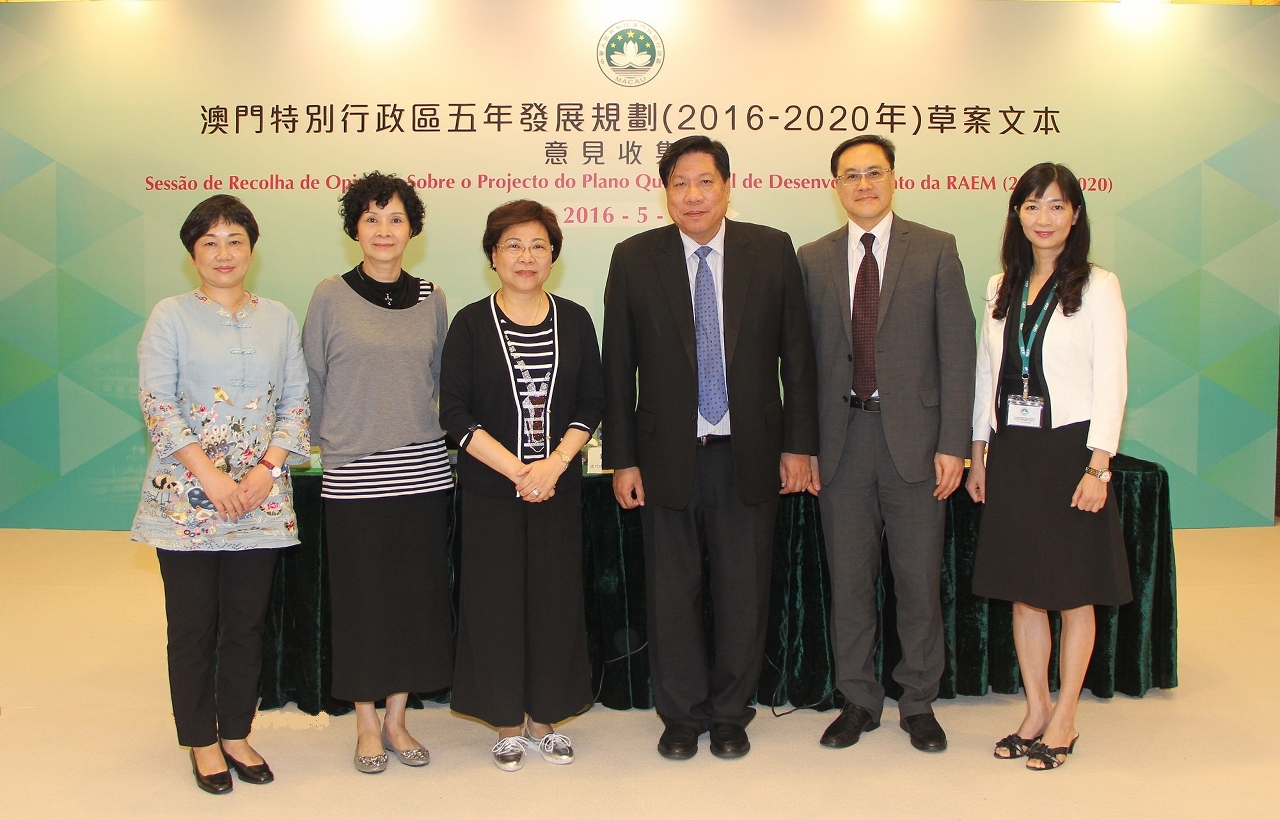 Fotografia de grupo dos representantes da Associação de Empresárias de Macau e dos responsáveis do Gabinete de Estudos das Políticas