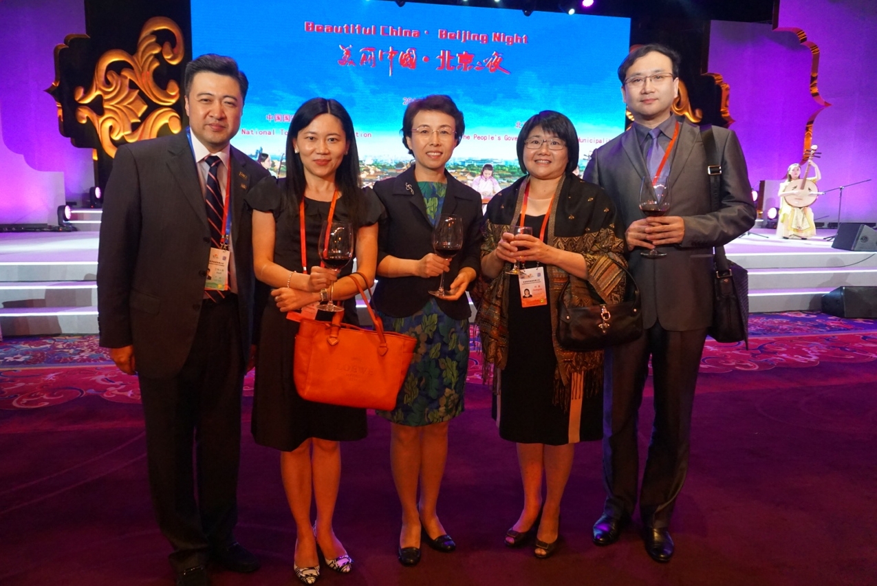 1.	Cecilia Tse (2.ª à esq.) e vice-governadora do Município de Pequim, Cheng Hong (no meio), entre outros, no jantar promocional “Beautiful China‧Beijing Night”