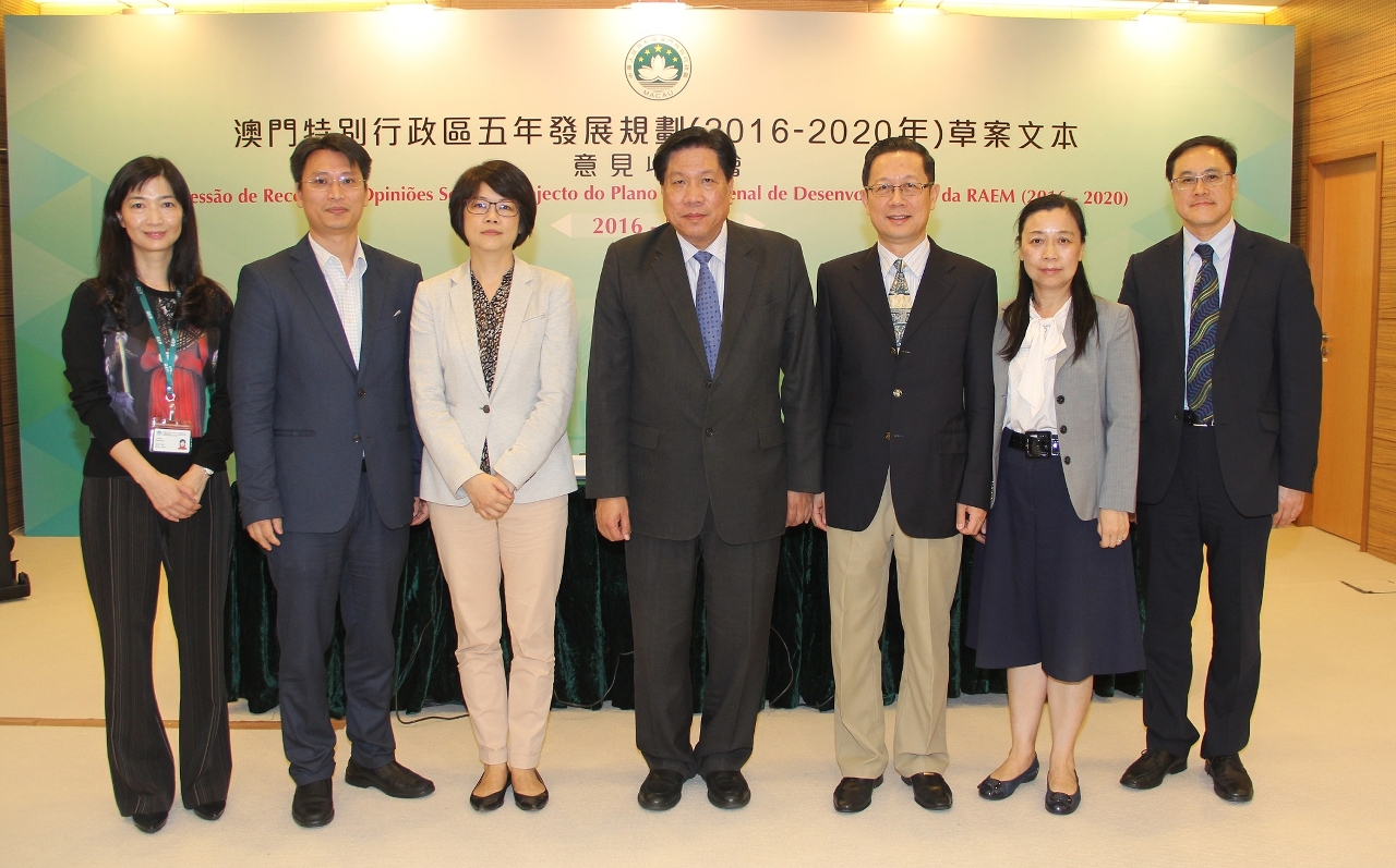 Fotografia conjunta entre os representantes das instituições de ensino superior de Macau e os responsáveis do Gabinete de Estudos e Planeamento.