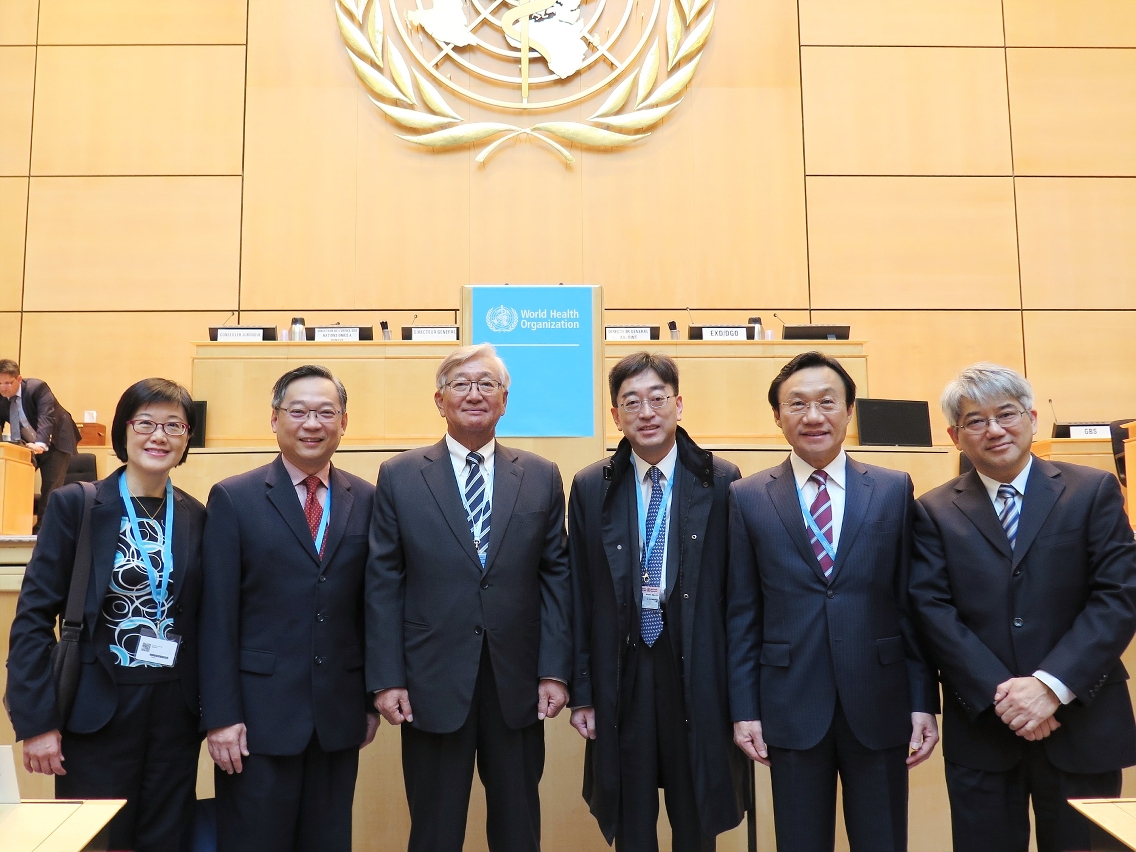 Mr Tam Chon Weng (2nd right) poses for a photo with the WHO’s Regional Director for the Western Pacific Dr Shin Young-soo (3rd left), Singapore’s Minister of Health Mr Gan Kim Yong (2nd left), and Hong Kong SAR’s Secretary for Food and Health Mr Ko Wing-man (3rd right).