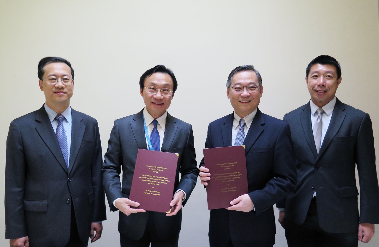 Mr Tam Chon Weng (2nd left) and Singapore’s Minister for Health, Mr Gan Kim Yong (2nd right), signed in Geneva, Switzerland, a memorandum of cooperation