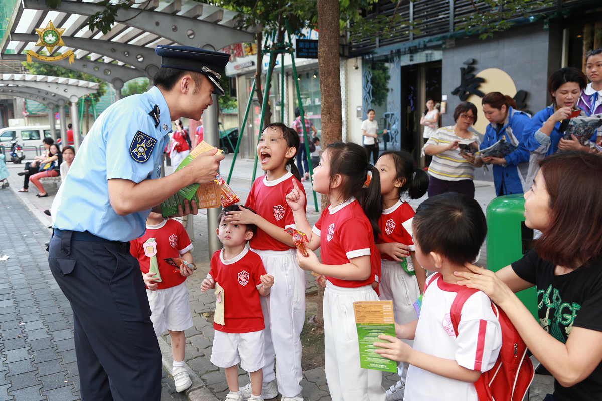 林強警司向市民宣傳防罪資訊