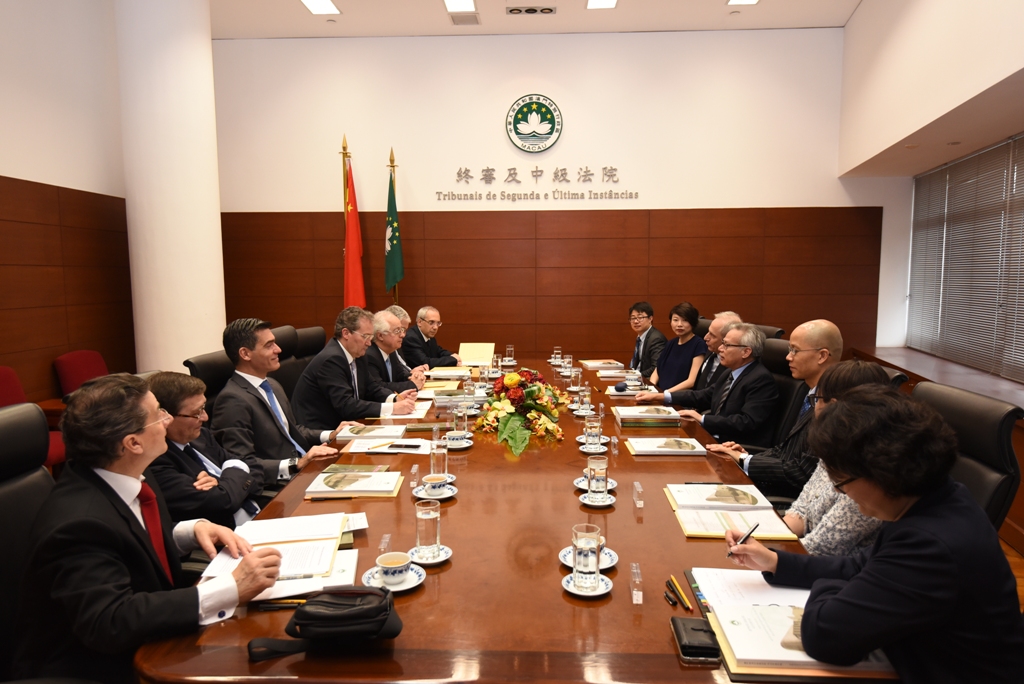會議上，雙方就加強兩地司法機構的交流與合作交換意見
